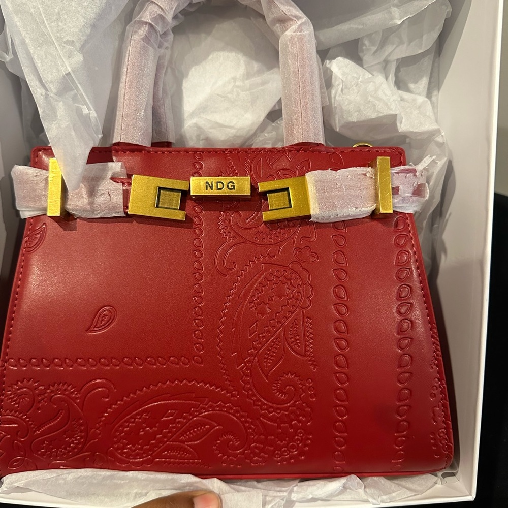 Fashionable Red Handbag - Picture 3 of 6